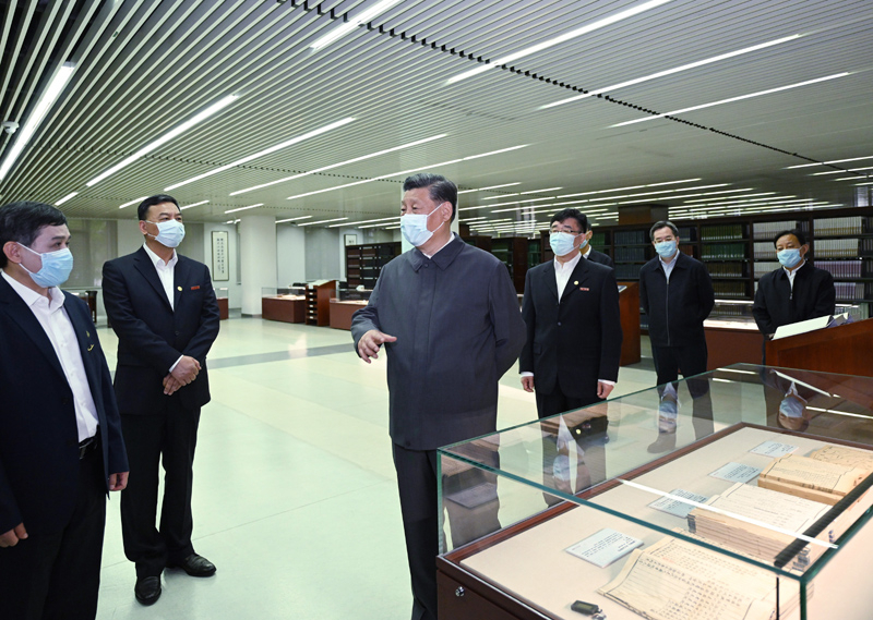 2022年4月25日，習(xí)近平來(lái)到中國(guó)人民大學(xué)考察調(diào)研。這是他在圖書館考察。