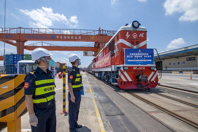 2022年6月29日，浙江金華，中老鐵路國際貨運列車浙江號“鐵路快通”首趟專列經(jīng)海關監(jiān)管后，從浙江省鐵路金華南站鳴笛啟程，經(jīng)磨憨口岸駛向老撾萬象。