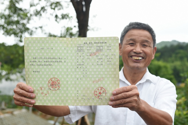 2017年6月13日，福建武平縣萬安鎮(zhèn)捷文村村民李桂林展示林權(quán)改革后領(lǐng)到的全國第一本新式林權(quán)證。