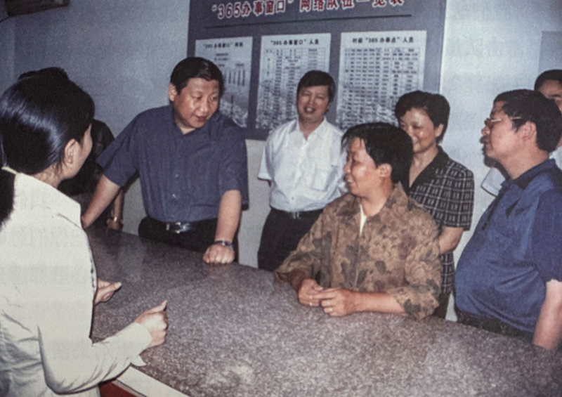 2003年6月，習(xí)近平在浙江金華市磐安縣新渥鎮(zhèn)“365辦事窗口”調(diào)研。