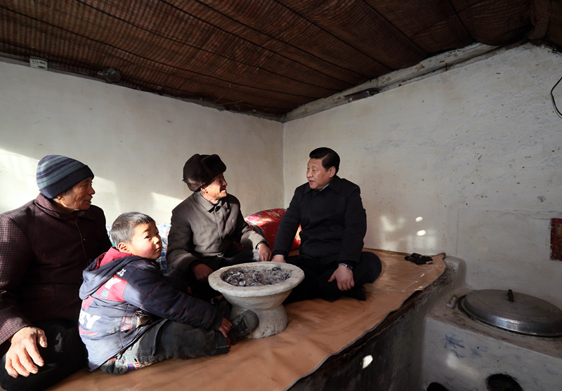 2012年12月30日，習(xí)近平在河北省阜平縣龍泉關(guān)鎮(zhèn)駱駝灣村看望唐榮斌老人一家。