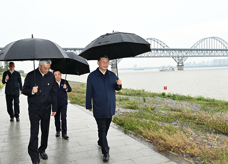 2023年10月10日，習(xí)近平總書記在江西長江國家文化公園九江城區(qū)段冒雨考察。