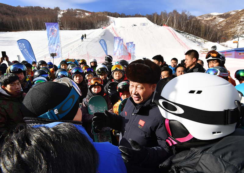 2017年1月23日，習(xí)近平總書記在云頂滑雪場(chǎng)同正在集訓(xùn)的國(guó)家滑雪隊(duì)運(yùn)動(dòng)員及滑雪愛好者親切交談。