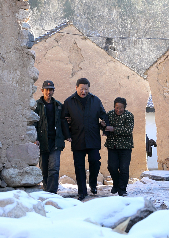 2012年12月30日，習(xí)近平總書記來(lái)到地處深山的河北阜平駱駝灣村，走進(jìn)困難群眾唐宗秀家慰問(wèn)看望。