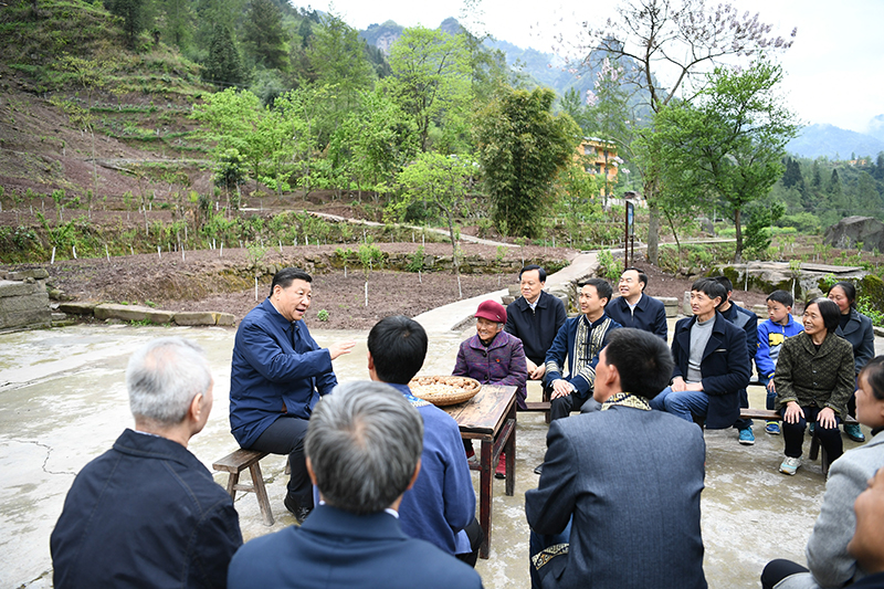 2019年4月15日，習(xí)近平總書記在重慶石柱土家族自治縣中益鄉(xiāng)華溪村同村民代表、基層干部、扶貧干部、鄉(xiāng)村醫(yī)生等圍坐在一起，共話脫貧攻堅(jiān)。