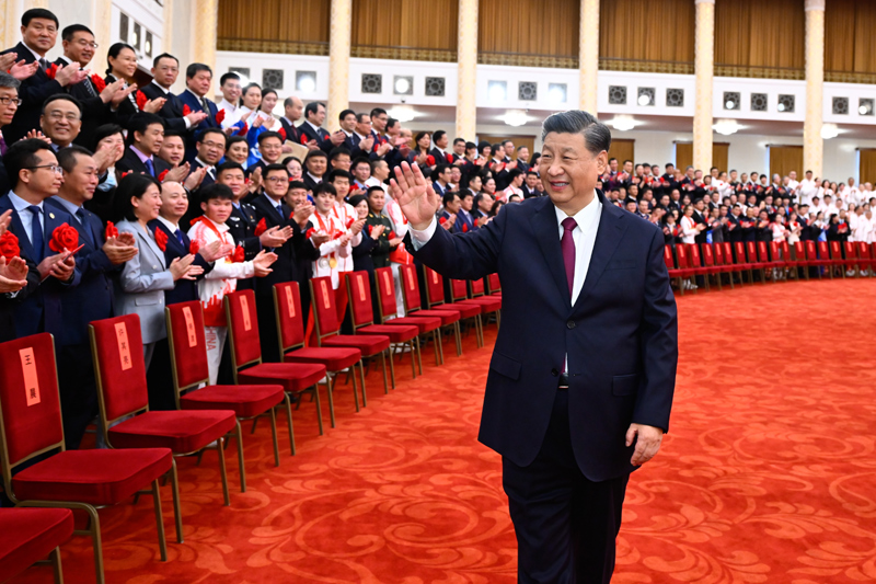 2022年4月8日，北京冬奧會、冬殘奧會總結(jié)表彰大會在北京人民大會堂隆重舉行。會前，習(xí)近平等會見北京冬奧會、冬殘奧會突出貢獻(xiàn)集體代表、突出貢獻(xiàn)個人和中國體育代表團(tuán)成員。
