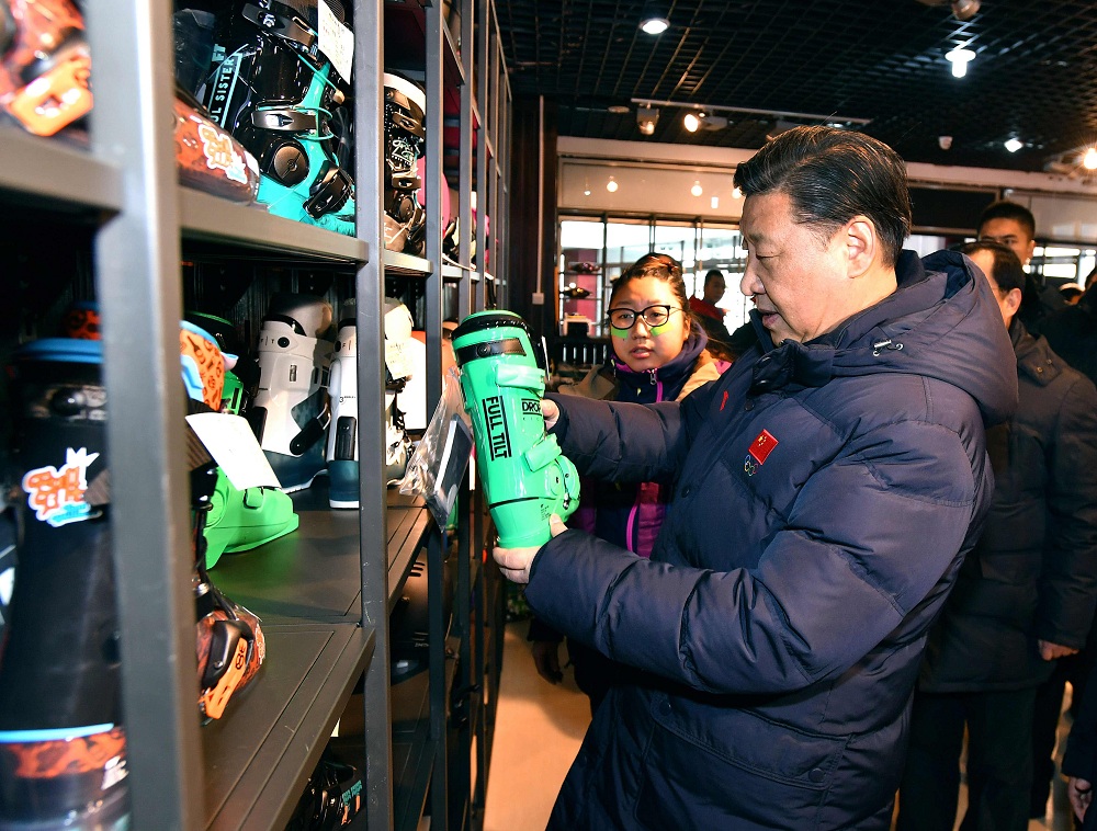 2017年1月23日，習(xí)近平總書記在河北省張家口市云頂滑雪場雪具大廳了解各式雪具的不同功用。