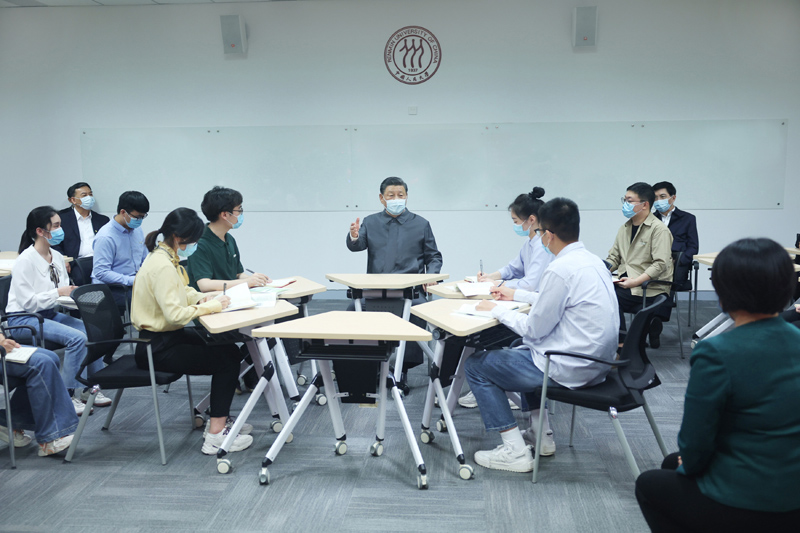 2022年4月25日，習(xí)近平總書(shū)記來(lái)到中國(guó)人民大學(xué)考察調(diào)研。這是總書(shū)記在立德樓觀摩思政課智慧教室現(xiàn)場(chǎng)教學(xué)并參與討論。