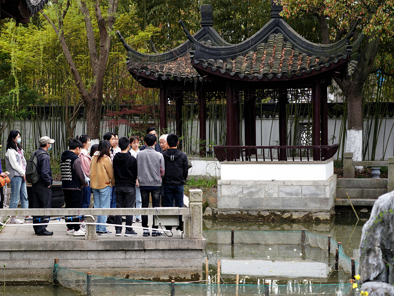 2021年3月30日，在上海交通大學(xué)南蘇園的“微型洱?！迸裕缀Ｄ辖淌跒閷W(xué)生們打造“沉浸式”思政課。