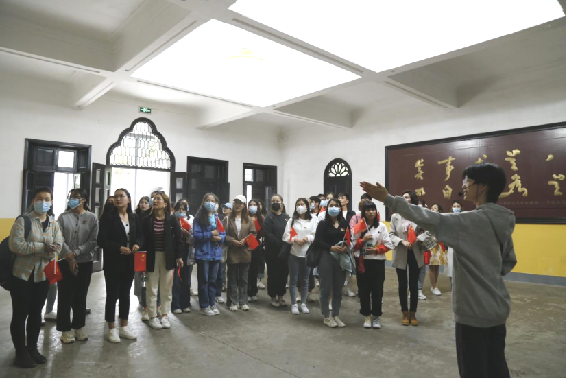 2021年5月20日，在喜迎中國共產(chǎn)黨建黨100周年之際，我校開展了少數(shù)民族學(xué)生“學(xué)黨史、感恩黨、跟黨走”紅色研學(xué)活動。