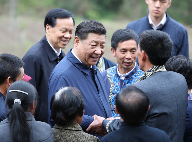 2019年4月15日至17日，中共中央總書(shū)記、國(guó)家主席、中央軍委主席習(xí)近平在重慶考察，并主持召開(kāi)解決“兩不愁三保障”突出問(wèn)題座談會(huì)。這是4月15日下午，習(xí)近平在石柱土家族自治縣中益鄉(xiāng)華溪村同村民親切交流。新華社記者 丁海濤 攝