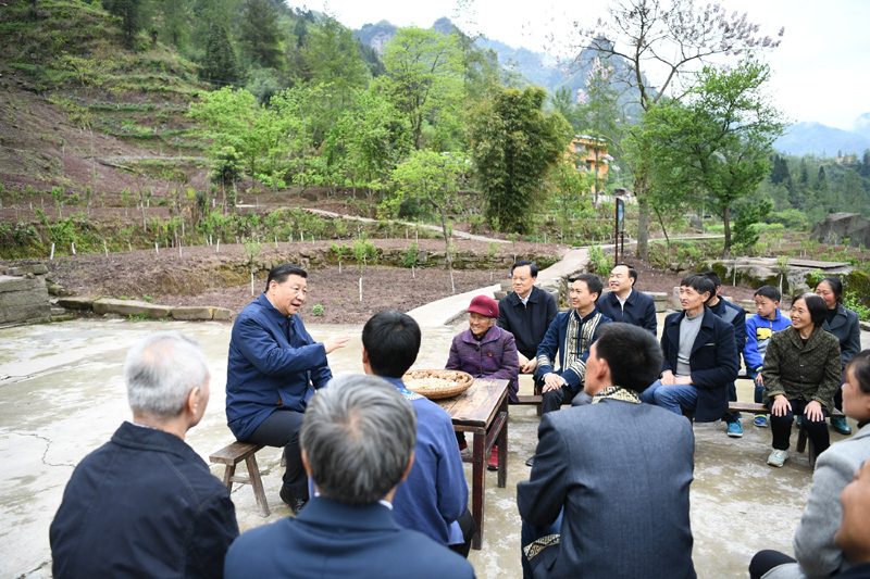 2019年4月15日至17日，中共中央總書(shū)記、國(guó)家主席、中央軍委主席習(xí)近平在重慶考察，并主持召開(kāi)解決“兩不愁三保障”突出問(wèn)題座談會(huì)。這是4月15日下午，習(xí)近平在石柱土家族自治縣中益鄉(xiāng)華溪村同村民代表、基層干部、扶貧干部、鄉(xiāng)村醫(yī)生等圍坐在一起，共話脫貧攻堅(jiān)。新華社記者 謝環(huán)馳 攝
