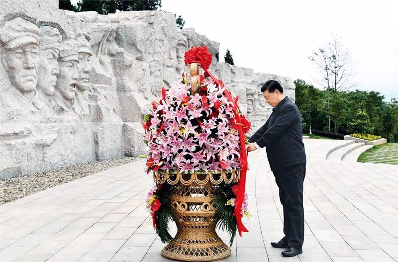 2021年4月25日至27日，中共中央總書記、國(guó)家主席、中央軍委主席習(xí)近平在廣西考察。這是25日上午，習(xí)近平在位于桂林市全州縣的紅軍長(zhǎng)征湘江戰(zhàn)役紀(jì)念園，向湘江戰(zhàn)役紅軍烈士敬獻(xiàn)花籃。 新華社記者 謝環(huán)馳/攝