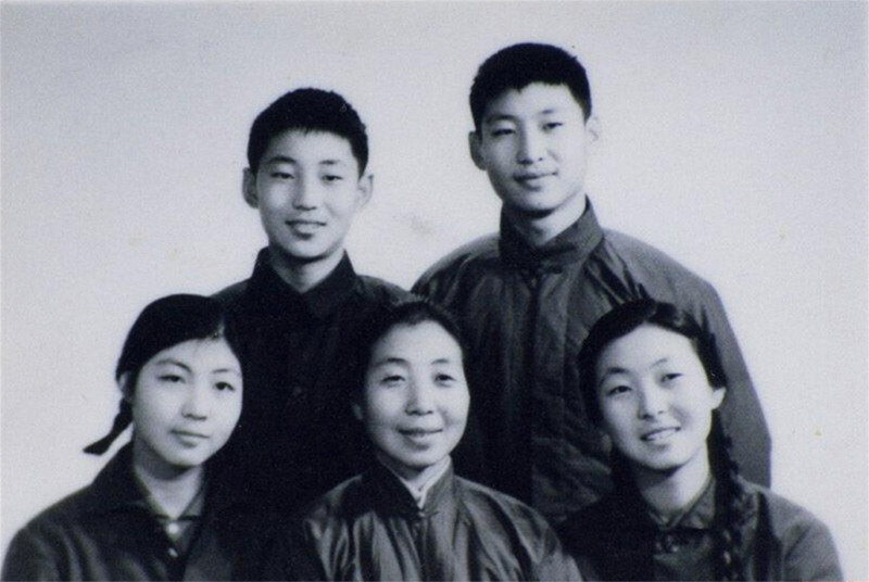 1972年冬，齊心和子女們。前排右起:齊橋橋、齊心、習(xí)安安。后排右起:習(xí)近平、習(xí)遠平。