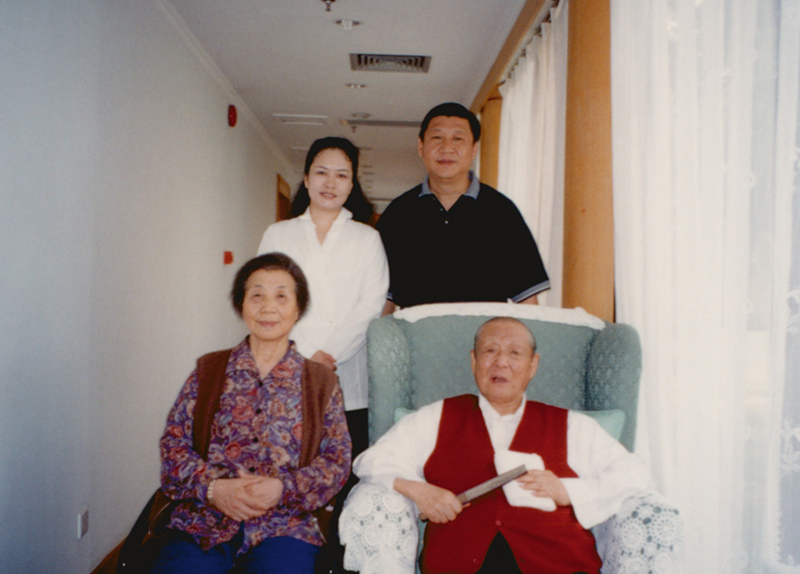 這是習(xí)近平、彭麗媛同習(xí)仲勛、齊心的合影。