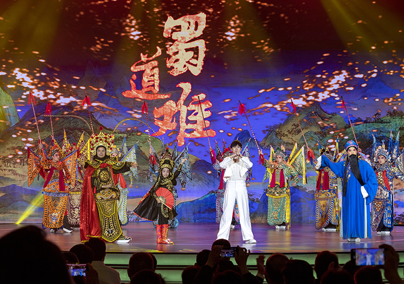 2023年10月13日，成都，“把青春華章寫在祖國大地上”大思政課網(wǎng)絡主題宣傳和互動引導活動在四川大學舉行。