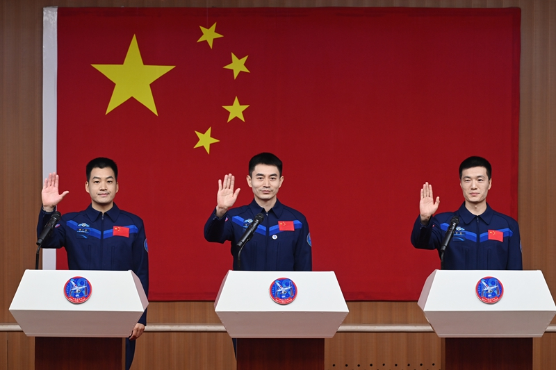 2024年月24日，神舟十八號載人飛行任務航天員葉光富（中）、李聰（右）、李廣蘇在酒泉衛(wèi)星發(fā)射中心問天閣與媒體記者集體見面。