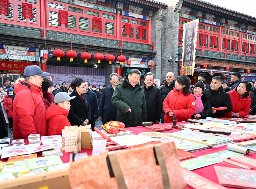 2024年2月1日下午，習(xí)近平在天津古文化街考察時，同店鋪員工和現(xiàn)場群眾互動交流。新華社記者 謝環(huán)馳 攝