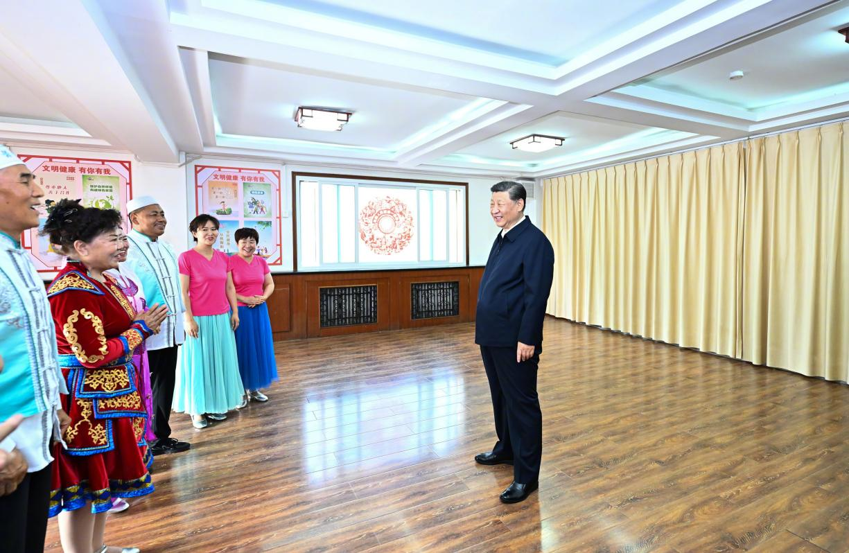 6月19日下午，習(xí)近平總書記在銀川市金鳳區(qū)長(zhǎng)城花園社區(qū)活動(dòng)室考察時(shí)，同社區(qū)居民親切交流。