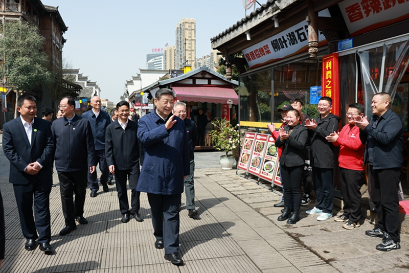 2024年3月19日上午，習(xí)近平在常德河街考察時，同店主和游客親切交流。新華社記者 王曄 攝