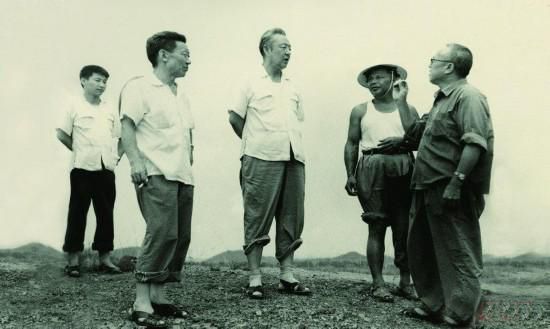 1978年8月，習(xí)仲勛（左三）在廣東惠陽農(nóng)村調(diào)研。在清華大學(xué)讀書的習(xí)近平（左一）利用暑假時(shí)間參加社會實(shí)踐，隨同父親一起下鄉(xiāng)。
