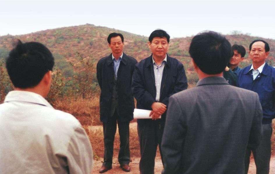1999年11月，習(xí)近平在龍巖市長(zhǎng)汀縣河田水土流失治理區(qū)調(diào)研。圖源：《習(xí)近平在福建（下）》