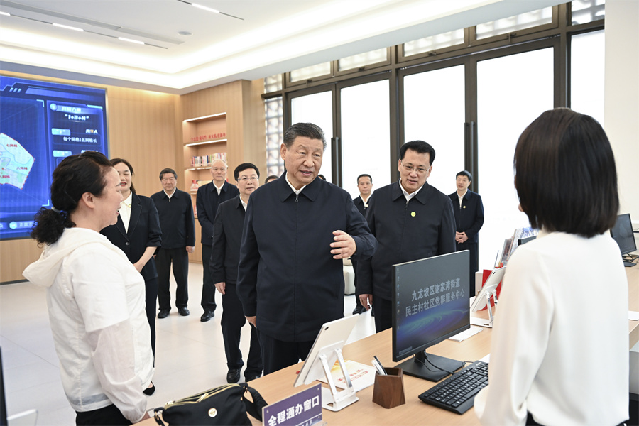 2024年4月22日至24日，中共中央總書記、國家主席、中央軍委主席習(xí)近平在重慶考察。這是22日下午，習(xí)近平在九龍坡區(qū)謝家灣街道民主村社區(qū)考察。新華社記者 謝環(huán)馳 攝