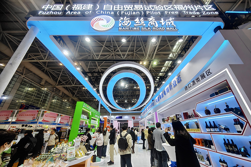 2024年3月18日，第四屆中國跨境電商交易會在福建福州開幕。展會聚焦“鏈接跨境全流域 共建電商新生態(tài)”，集聚全國80余個(gè)外貿(mào)產(chǎn)業(yè)帶的上千家供應(yīng)鏈企業(yè)。