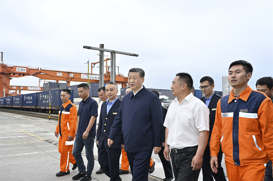 2024年4月22日至24日，中共中央總書記、國家主席、中央軍委主席習(xí)近平在重慶考察。這是22日下午，習(xí)近平在重慶國際物流樞紐園區(qū)重慶鐵路集裝箱中心站，同貨車司機(jī)、列車司機(jī)、裝卸工人、場站管理人員等親切交流。新華社記者 岳月偉 攝