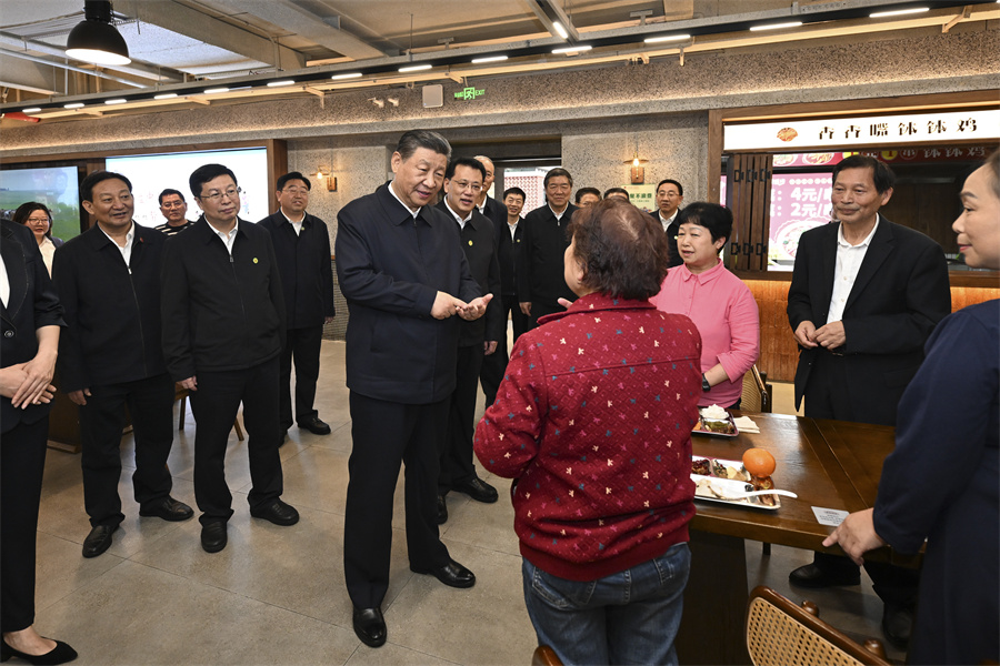 2024年4月22日下午，習(xí)近平在九龍坡區(qū)謝家灣街道民主村社區(qū)考察時(shí)，同正在社區(qū)食堂就餐的群眾親切交流。新華社記者 謝環(huán)馳 攝