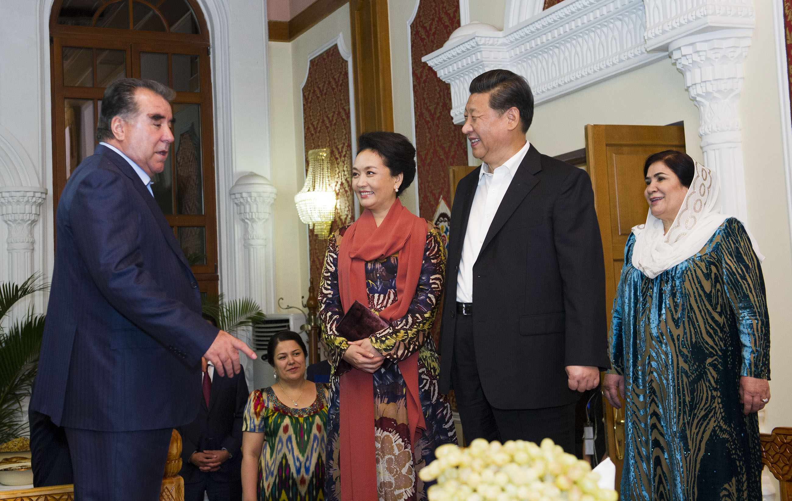 2014年9月12日，習(xí)近平主席在杜尚別出席塔吉克斯坦總統(tǒng)拉赫蒙舉行的家宴。這是習(xí)近平主席和夫人彭麗媛在拉赫蒙夫婦陪同下參觀總統(tǒng)官邸。