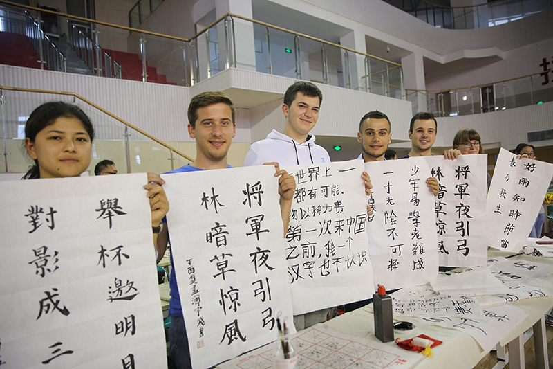 2017年6月5日，來自青島大學(xué)和中國石油大學(xué)（華東）的外國留學(xué)生在展示剛剛現(xiàn)場完成的書法作品。