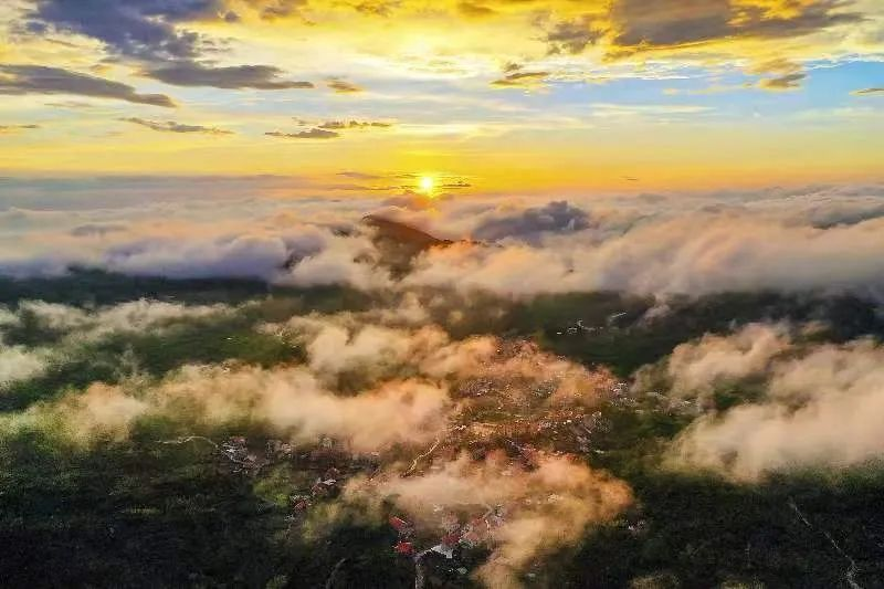 圖為云霧繚繞的軍營村，群山盡翠，紅瓦掩映。廈門市委宣傳部供圖