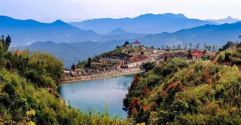 圖為游客們到軍營村七彩池欣賞美景。廈門市委宣傳部供圖