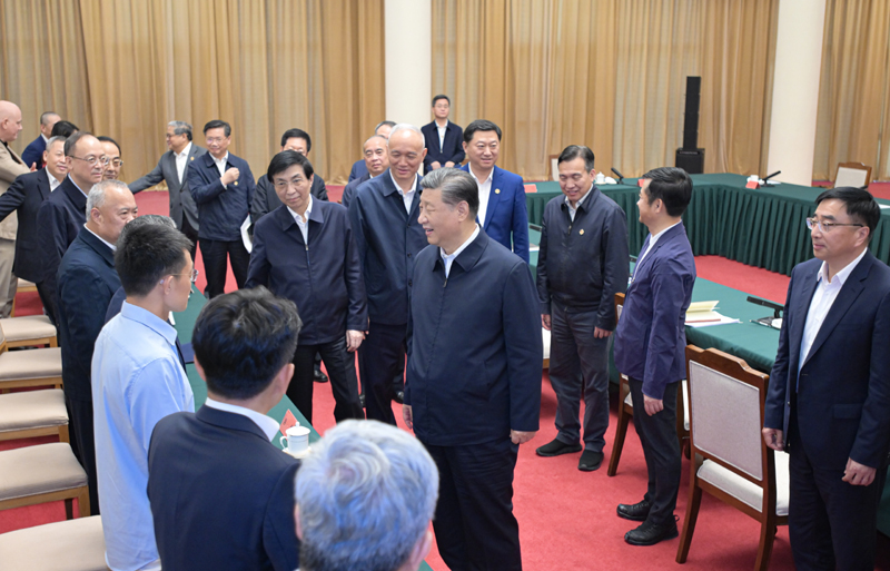 2024年5月23日，習(xí)近平總書記在山東省濟(jì)南市主持召開企業(yè)和專家座談會(huì)并發(fā)表重要講話。這是總書記同參會(huì)的企業(yè)和專家代表親切交流。