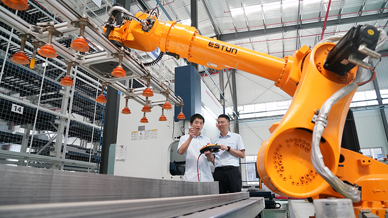 2023年8月26日，武漢，湖北長(zhǎng)江電氣有限公司智能車間，工作人員正在操作智能機(jī)械臂。