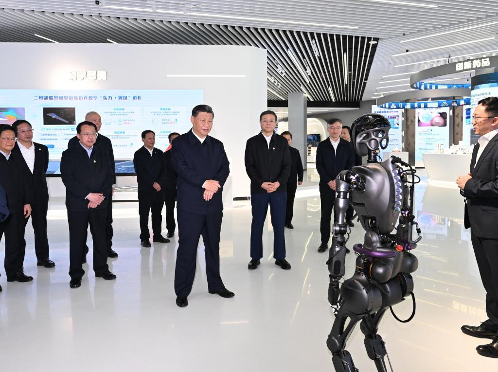 2023年11月28日下午，習(xí)近平在浦東新區(qū)張江科學(xué)城參觀上?？萍紕?chuàng)新成果展。新華社記者 謝環(huán)馳 攝
