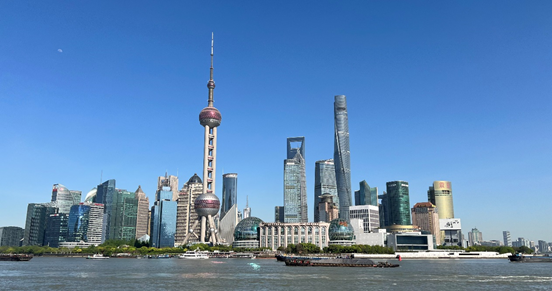 沿蘇州河遠眺陸家嘴城市建筑群。人民網(wǎng) 馬作鵬 攝